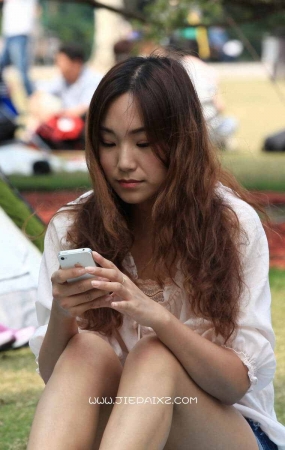 街拍气质美腿热裤少妇