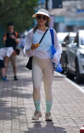 米白紧身瑜伽裤美女