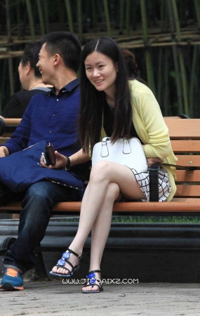 街拍大长腿俊俏女孩