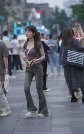 街拍灰色牛仔裤小姐姐