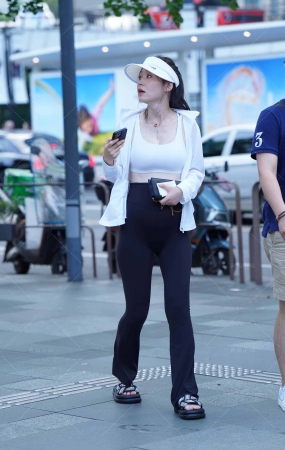 偶遇紧身裤准美女辣妈