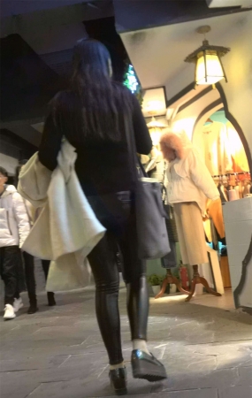 紧身皮裤美臀MM逛商场