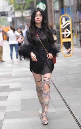 232519-1=119√美腿酷酷的小姐姐【套图➕视频】 16P