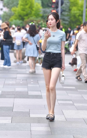 清秀热裤美女 24-06-18-592