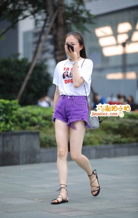 街拍紫色热裤青春少女