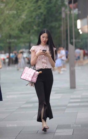 街拍长发喇叭裤美女