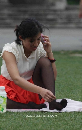 街拍性感奔放的红裙黑丝美女