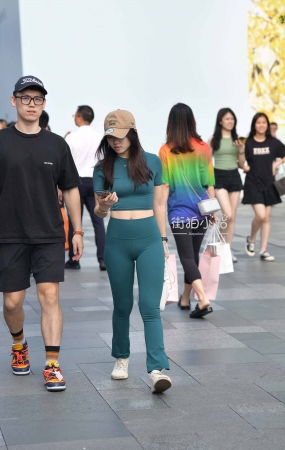 开心的紧身裤小姐姐