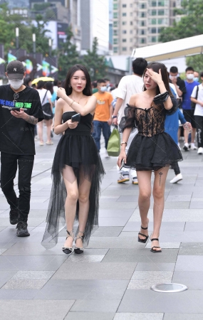美腿短裙靓妹