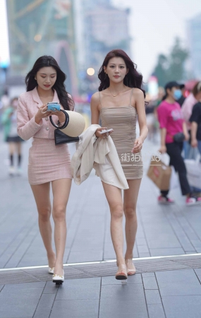 街拍大长腿美女闺蜜