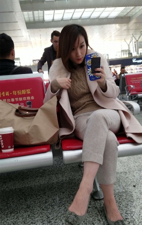 高铁站拍摄短发白肤漂亮美少妇