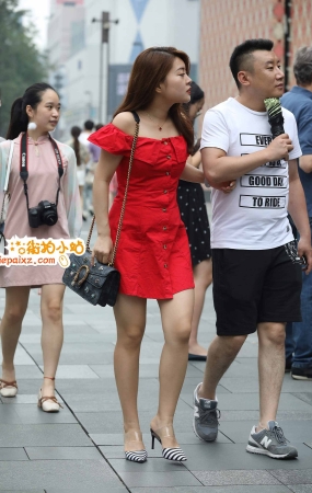 街拍高跟红裙性感少妇