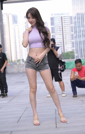 极品大长腿热裤美女