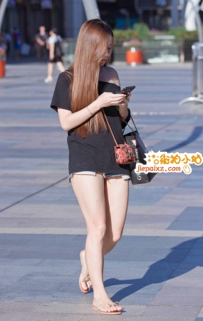 黑T恤超短紧身热裤妹子