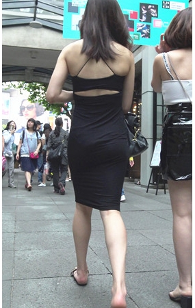 漂亮的黑裙吊带美女