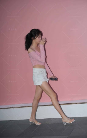 街拍粉色衣服，白热裤小姐姐