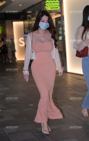 粉色包臀裙美女