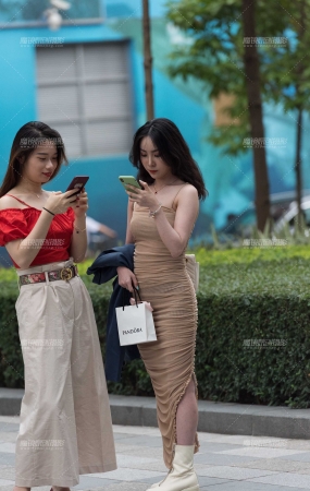闺蜜一起逛街