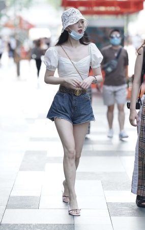 街拍很白的妹子