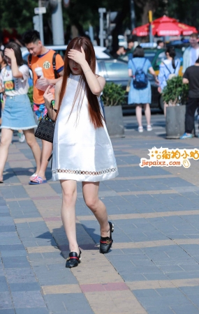 街拍白裙丝袜女孩