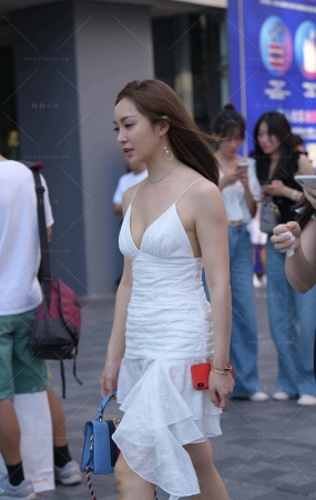 街拍性感的吊带白裙美女