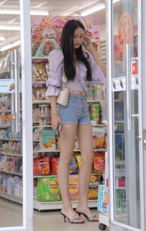 蓝色牛仔热裤长腿美女