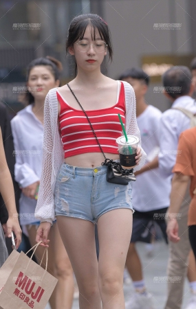 热裤大白腿的小鲜肉
