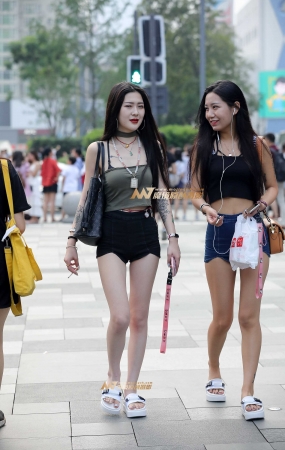 热裤辣妹弯弯月牙