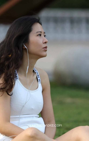 街拍白皙美腿火辣身材美女