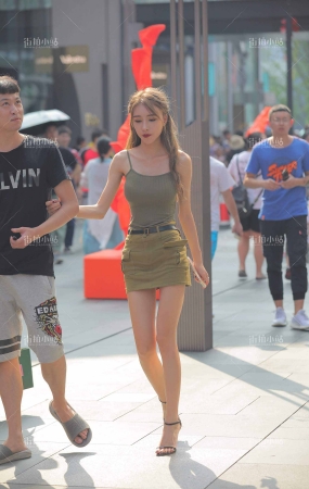 街拍骨感美女
