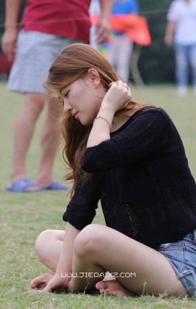 草地上的好身材靓妹