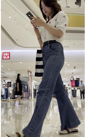 牛仔裤小美女