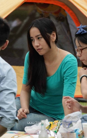 街拍牛仔妹子草地上做起了俯卧撑