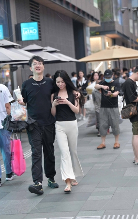街拍白色长裤女友