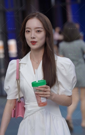 街拍白色裙美腿美女