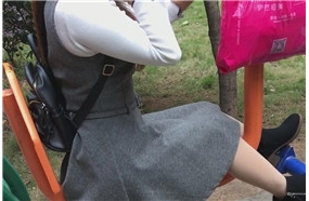 小区健身器材上打电话的丰腴美少妇
