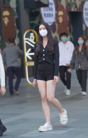 高挑长发美女