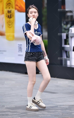 &靓丽热裤美女