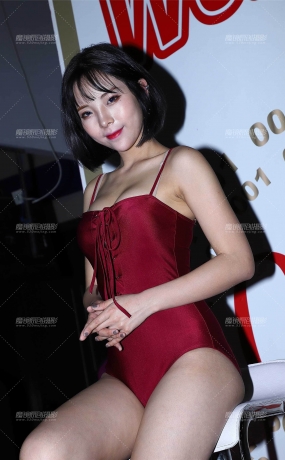 红色连体泳装美女模特