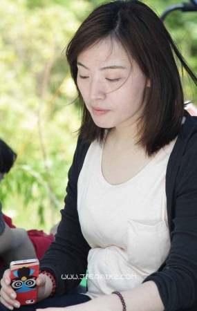 街拍紧身牛仔美妇