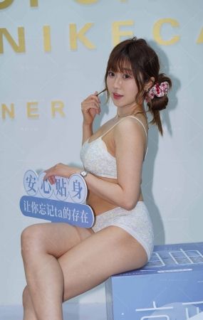 少女的脸蛋，少f感的身材，极品~