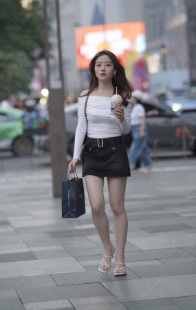 街拍灰色牛仔短裙小姐姐