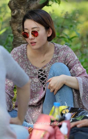 气质墨镜女玩牌