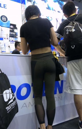 极品身材黑色紧身弹力裤小蛮腰美女