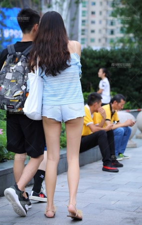 苗条长腿，热裤有一丢丢短
