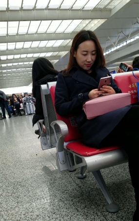 火车站候车室拍摄黑裤金色短裤美妇