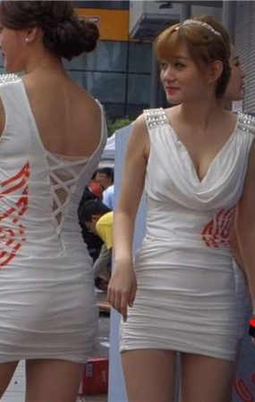 三位美腿包臀裙高跟鞋女神外面抽烟。