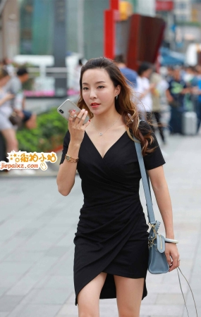 黑色短裙美女打电话