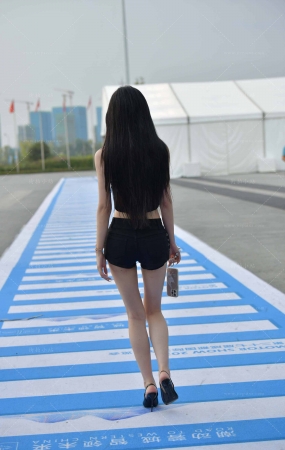 苗条的小蛮腰美眉
