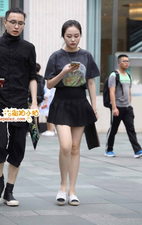 短裙美眉